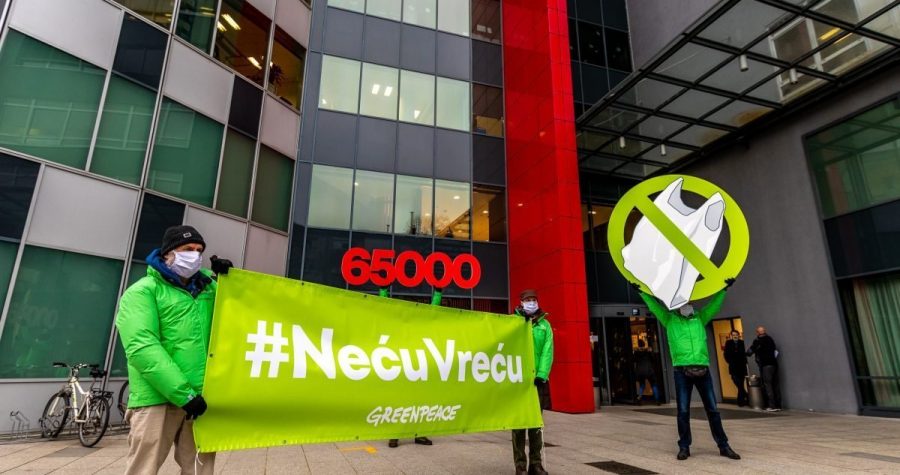 Greenpeace predao peticiju za zabranu laganih plastičnih vrećica sa 65.000 potpisa