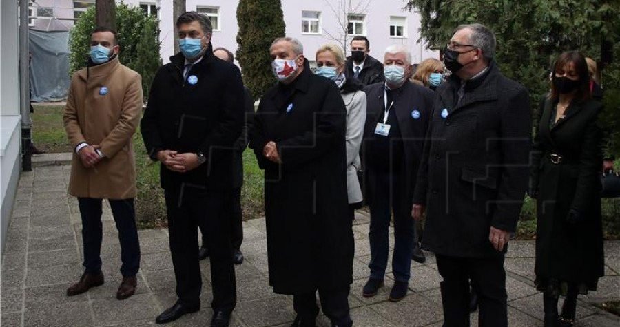 Povijesna injekcija: Historijsko cijepljenje umirovljenice gledali Plenković, Bandić, Capak, Aladrović, Šostar… itd.