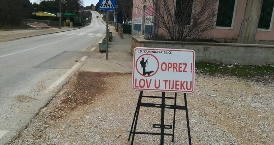 ‘Oprez! Lov u tijeku’: Lovci tablu postavili pored škole u Bilicama (!?)