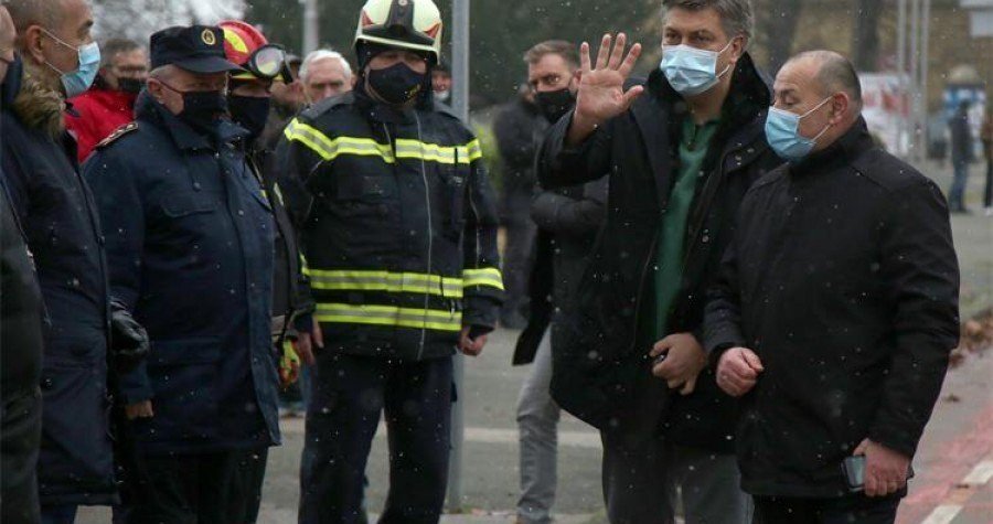 A. Plenković i društvo gledali demontiranje i spuštanje kape zvonika sisačke katedrale Uzvišenja sv. Križa