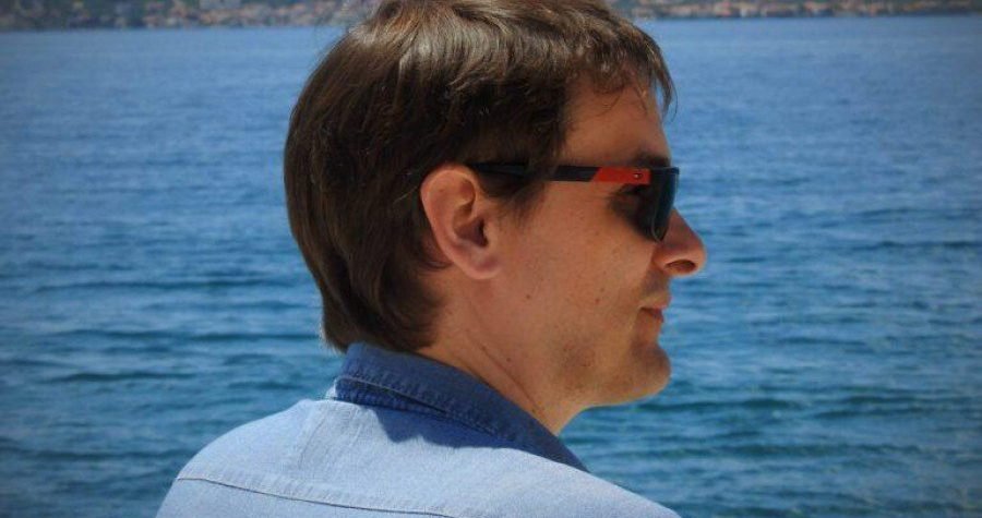 Ustajem protiv svih nikad popisanih, a toliko brojnih, izdajica ovog društva, ove države i mogućih nebesa. Ovoj zemlji treba sloboda!