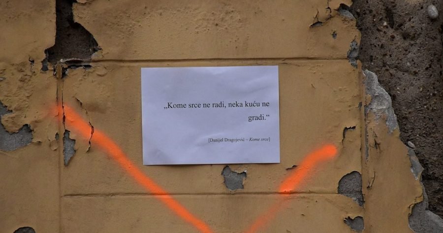 Pronađi smisao: Književni citati na razrušenim petrinjskim fasadama