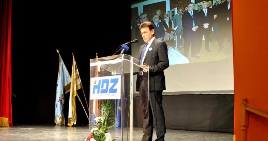 Luka Burilović s mjesečnim primanjima od 60-ak tisuća kuna je 2013. g. kao šef vinkovačkog HDZ-a govorio: Treba čim prije promijeniti nenarodnu, neokomunističku vlast! 