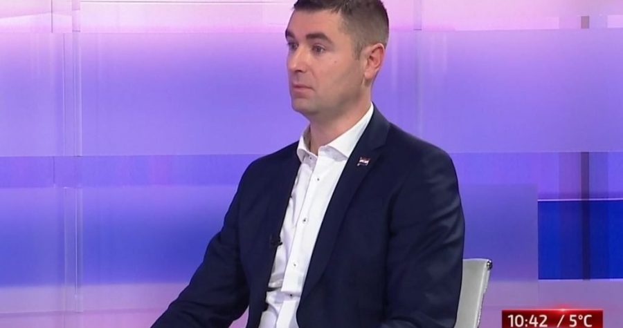 HDZ-ov Davor Filipović o “iličkom bećarcu”: Ćirilicu ne znam, a osim toga u Hrvatskoj treba koristiti službeno pismo ( ! )