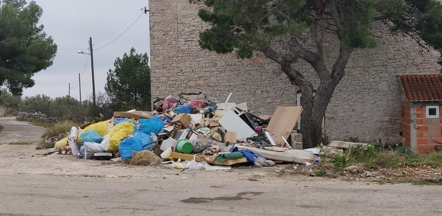 Otok s otpadom: Žirjani očistili dio smeća, čekaju odvoz…