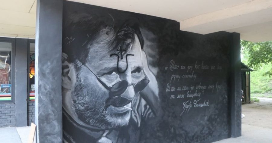 Mural posvećen Balaševiću u Novom Sadu nakazno oskvrnut ustaškim “U” s križem…