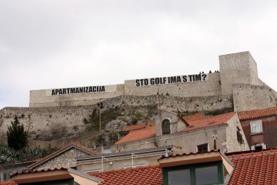 Foto: Transparent na šibenskoj tvrđavi sv. Mihovila postavljen 2011. godine u organizaciji okolišnih udruga; izvor: Zelena akcija
