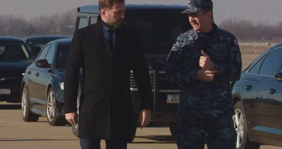 Svečani doček helikoptera u dijelovima: Ministar obrane impresioniran kako su upakirani