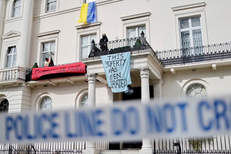 Londonski skvoteri okupirali vilu ruskog milijardera Olega Deripaske, preko prozora izvjesili ukrajinsku zastavu i poručili: “Vi okupirate Ukrajinu, mi okupiramo vas”