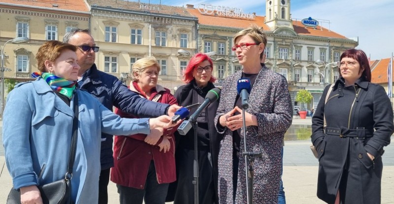 Trenutak u kojem u Osijeku Možemo! objavljue vijest kako siu oslobođeni optužbi da imaju previše žena na listi