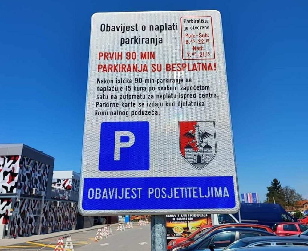 Naplata parkiranja u Petrinji: Gradonačelnica tvrdi da je posrijedi greška, cijene nije trebalo biti, no, na tabli stoji grb Grada, zar ne ?!
