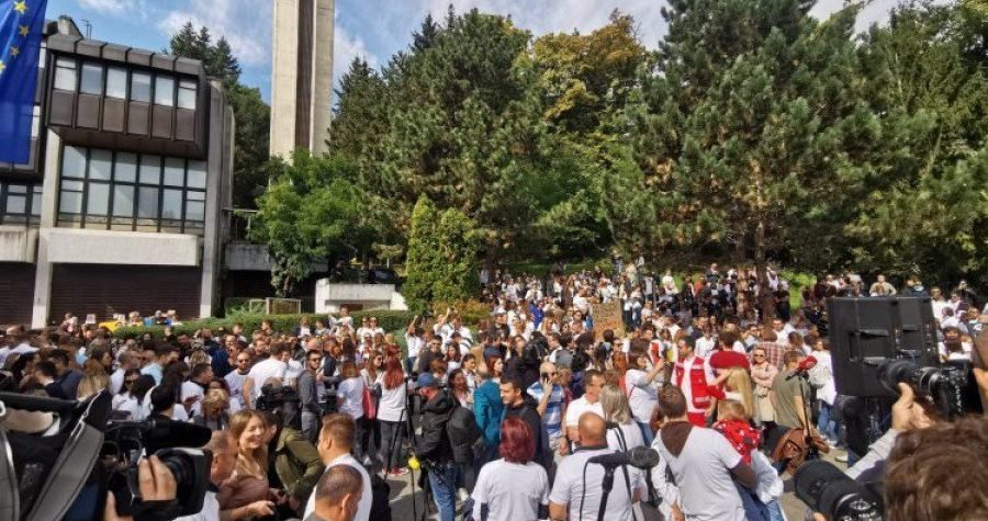 Veliki prosvjed mladih liječnika ispred Ministarstva zdravstva: Ovo nije antivladin skup nego apel mladosti koja želi ostati raditi u Hrvatskoj!