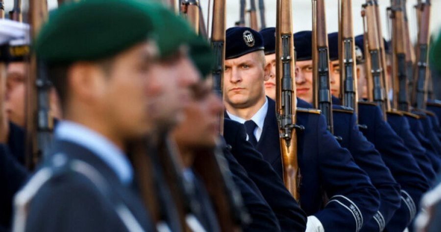 U Njemačkoj vojsci pojavile se uniforme s oznakama “SS”; navodno je proizvođač tako označio one najmanje ( small) ?!