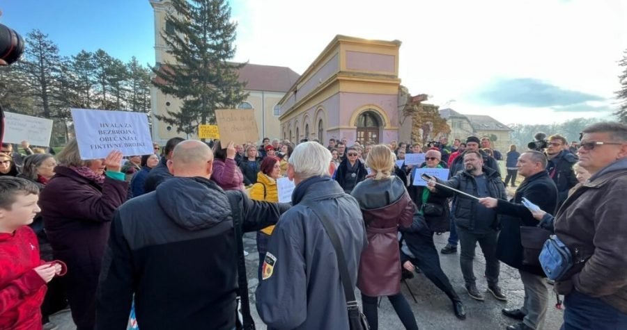 Na obljetnicu potresa na Baniji: Petrinjsko proljeće organiziralo prosvjed, a državni vrh ostao na sigurnom- u Zagrebu…