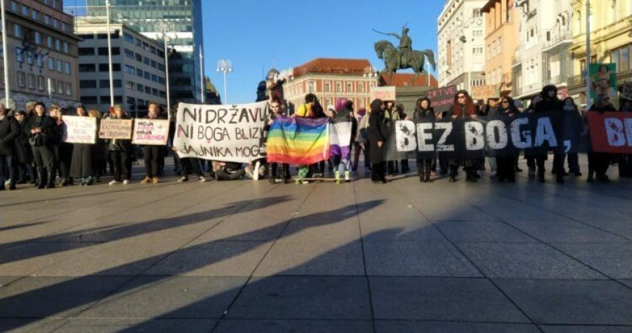 Muška krunica i Ženska mreža, diskriminatori i diskriminirane: Muškarčine kleče javno, kod kuće, vjerojatno, tjeraju žene da pred njima kleče…