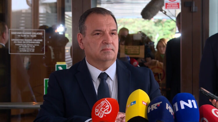 Ministar Beroš brani se od liječničkih zahtjeva pandemijom i potresom, kao da je zaboravio da je od njega prošlo pune tri godine!?