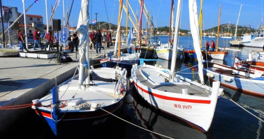 Načelnik općine Murter- Kornati, Toni Turčinov, nakon izlaska iz pritvora, na posao dolazi “po potrebi”, i nastavlja upravljati javnim novcem, a Općinskom vijeću “račune ne polaže”…
