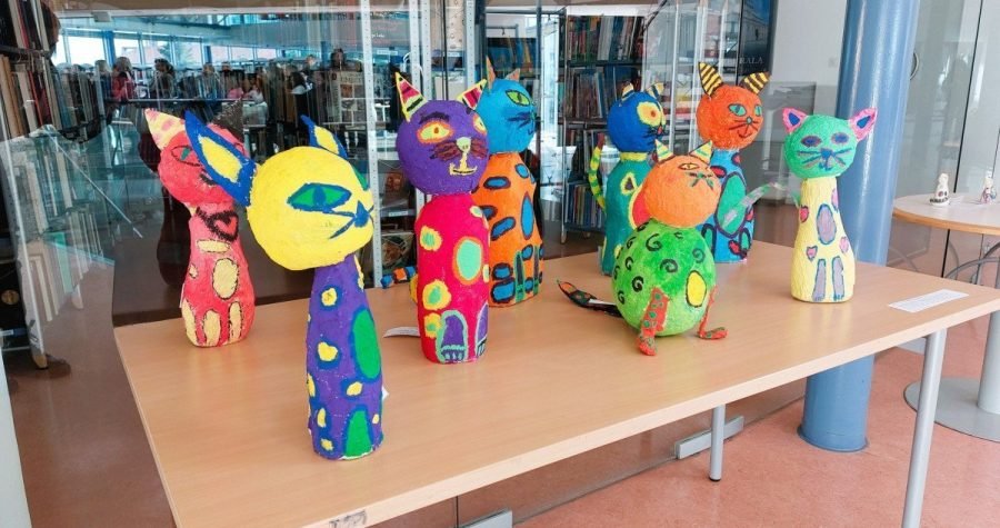 U spomen na veliku Vesnu Parun: Zlarinjani će zapaliti svijeću pod njezinom maslinom, a šibenska Gradska knjižnica i zlarinski KUD “Koralj” organizirali su likovno-literarni natječaj “Mačke”