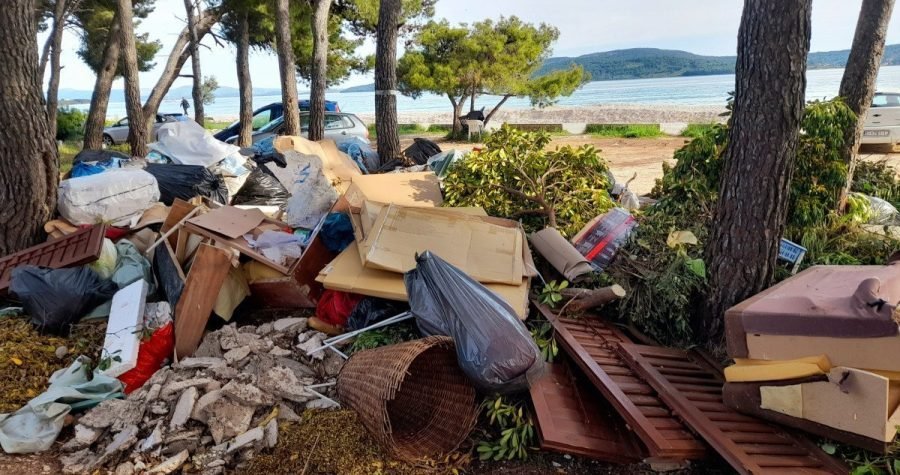 Ususret turističkoj sezoni na šibenskom kupalištu Jadrija prvi red do mora stoji deponij smeća