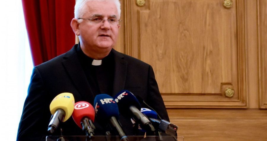 Riječki nadbiskup Mate Uzinić otvoreno upozorio na diskriminiranje žena koje su još uvijek “oko stola” umjesto “za stolom”…