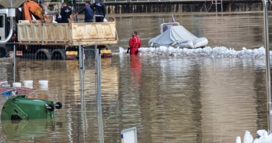 Poplave u Hrvatskoj Kostajnici, Novoj Drenčini, Obrovcu, Gračacu: Vodena i interventna stihija…