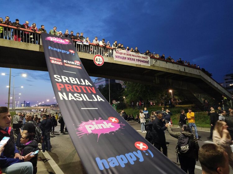 Na desetke tisuća građana Beograda u povorci protiv nasilja: Traže se ostavke Vučića, Brnabić, policijskih dužnosnika, oduzimanje nacionalne frekvencije TV Pink i Happyju…