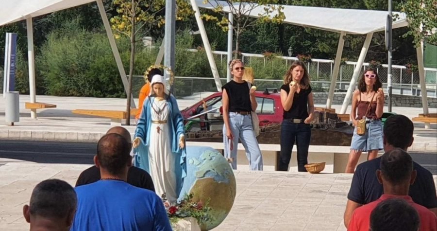 Šibenske aktivistice pred muškarce koji kleče, s krunicama, stale s košarom jabuka i slasno ih pojele…