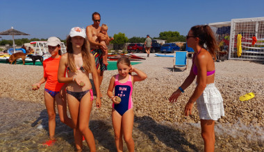 Foto: Margita Maričić / Katarina Rajčić i djeca bacaju eko - kuglice u more