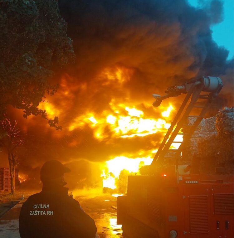 Veliki požar u krugu tvornice “Drava International” u Osijeku: Dvadeset godina vlasnici ignoriraju sva upozorenja na moguću katastrofu, tvrdi župan Anušić…