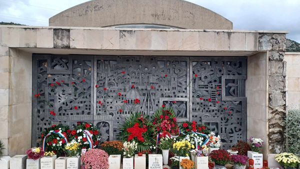 Dan oslobođenja Šibenika u II svjetskom ratu: Karanfili na Kvanju, izložba “Portreti partizana” u Muzeju pobjede