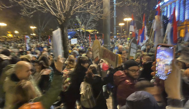 Srpski postizborni lonac: Prosvjednici vlastima razbijali prozore, Vučić poslao brutalnu policiju i ‘bezbrižno’ jeo jabuke