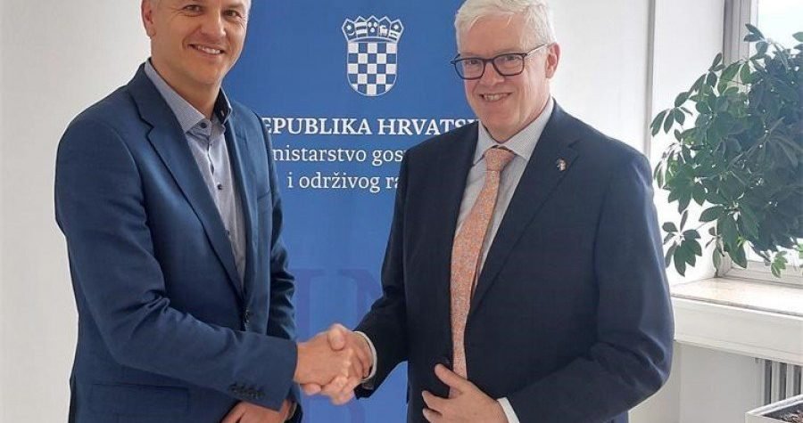 Smijenjenog ministra Filipovića, do izbora novog ministra, zamijenit će kao v.d. državni tajnik Hrvoje Bujanović