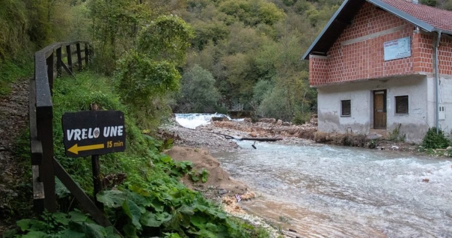 ‘Hitno! Voda prelazi nasip! Tražimo trenutnu sanaciju uništenog dijela Une!’