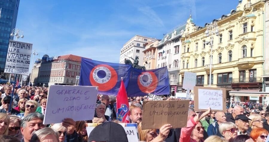 Prosvjed umirovljenika na Trgu bana Jelačića u Zagrebu: “Plenković kaže da umirovljenicima nije nikad bilo bolje. Sačuvaj nas Bože tako dobroga!”