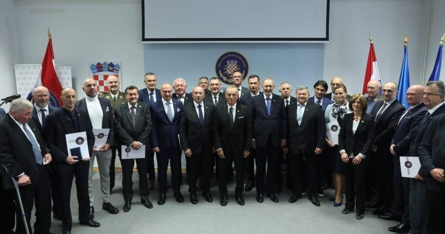 Hrvatski generalski zbor kao Primorčev predizborni skup: Krešić tvrdi da ne želi da se vojska politizira, a HGZ se doima kao vojno krilo HDZ-a…