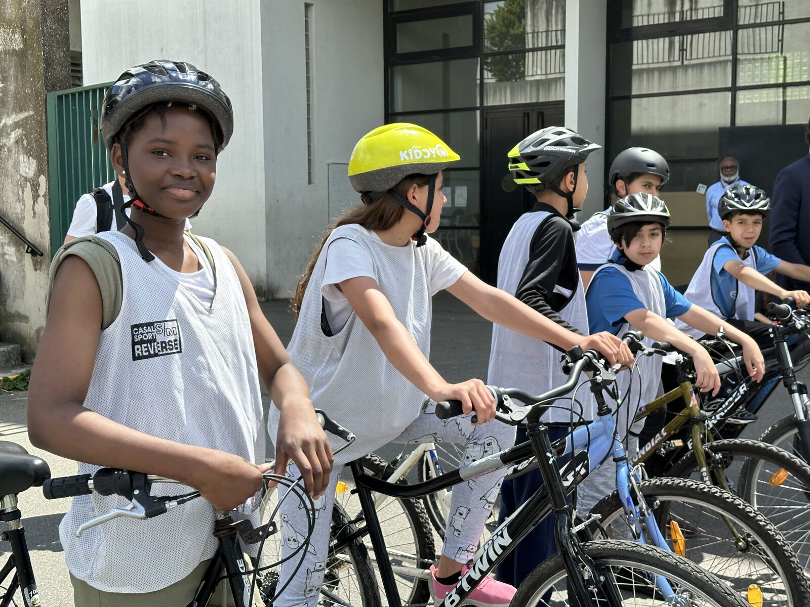 Učenici na svojim biciklima čekaju da počnu voziti.