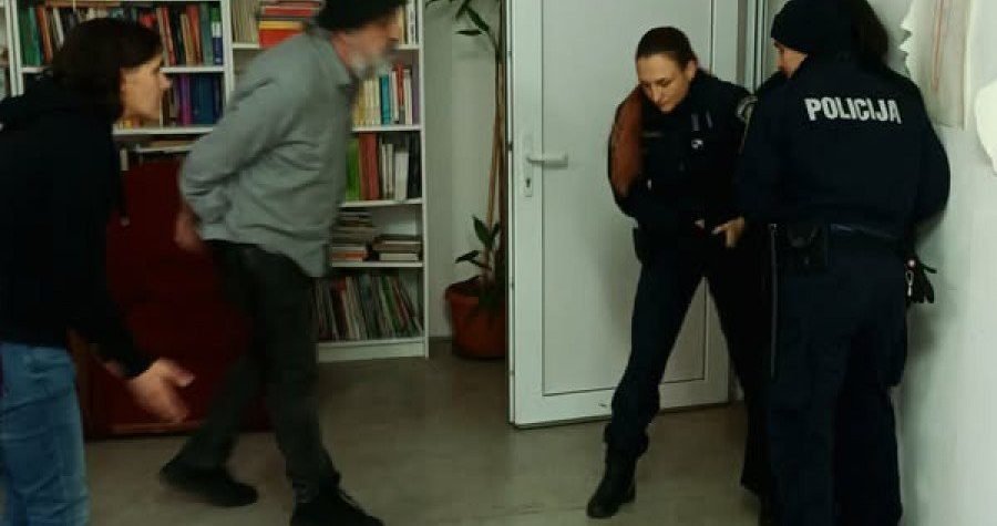 Neviđeno divljaštvo i sramota policije: Umjesto nasilnika uhitili one koji su ih pozvali na Radio Rojc – novinarku Mirjanu Radulović i urednika Branimira Slijepčevića Bradu!