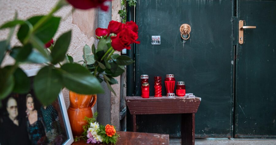 Šibenčani se na svoj način, tihom šetnjom Teslinom, svijećama i cvijećem pred kućnim vratima, oprostili od velike glazbene obitelji Dedić