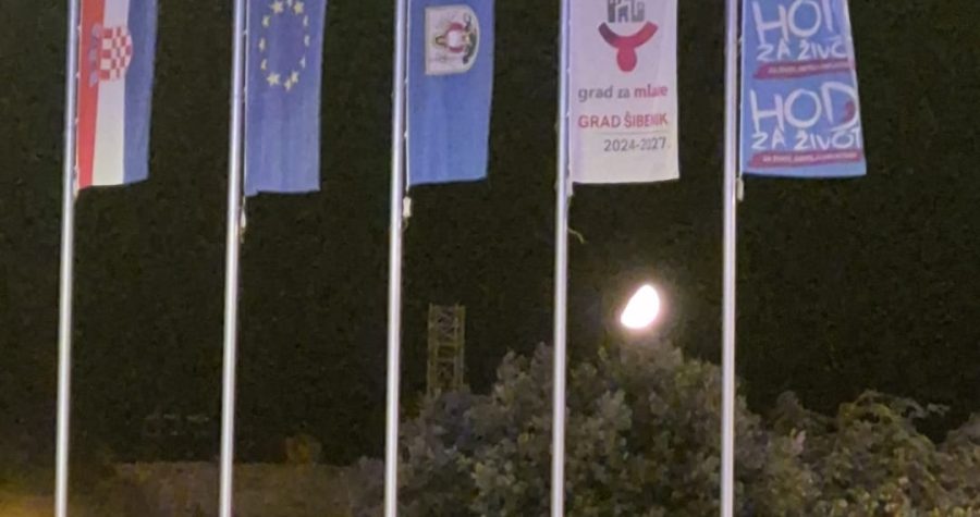Zastave Hoda za život usred Šibenika, uz državnu, europsku i gradsku: Da se podigla zastava Fališa, ili čak Škura, izazvalo bi to veteransku sablazan!