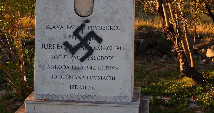 Konačno primjeren otpor: Kukasti križevi kod Primoštena će se ukloniti, a počinitelji kazneno prijaviti