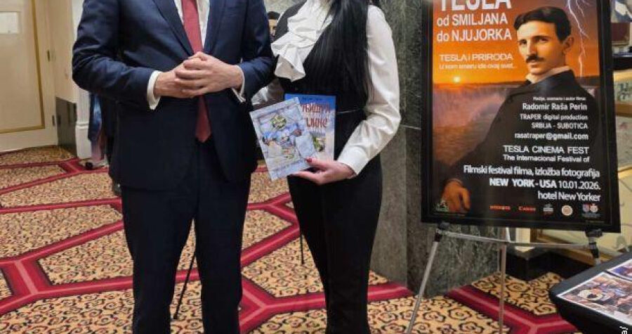 Novo veličanje propale RSK usred New Yorka: Pjesnikinja Dragana Ljuna razvila zastavu poražene RSK pored generalnog konzula Srbije u NY