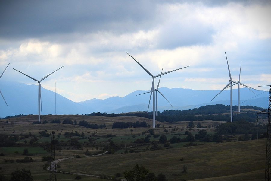 Općina Gračac se pretvara u polje vjetroelektrana: Uz 163 vjetroagregata, sada se spominju golemi ribnjaci uz Vrelo Une, pa čak i golf! Protivljenje građana potpuno se ignorira…