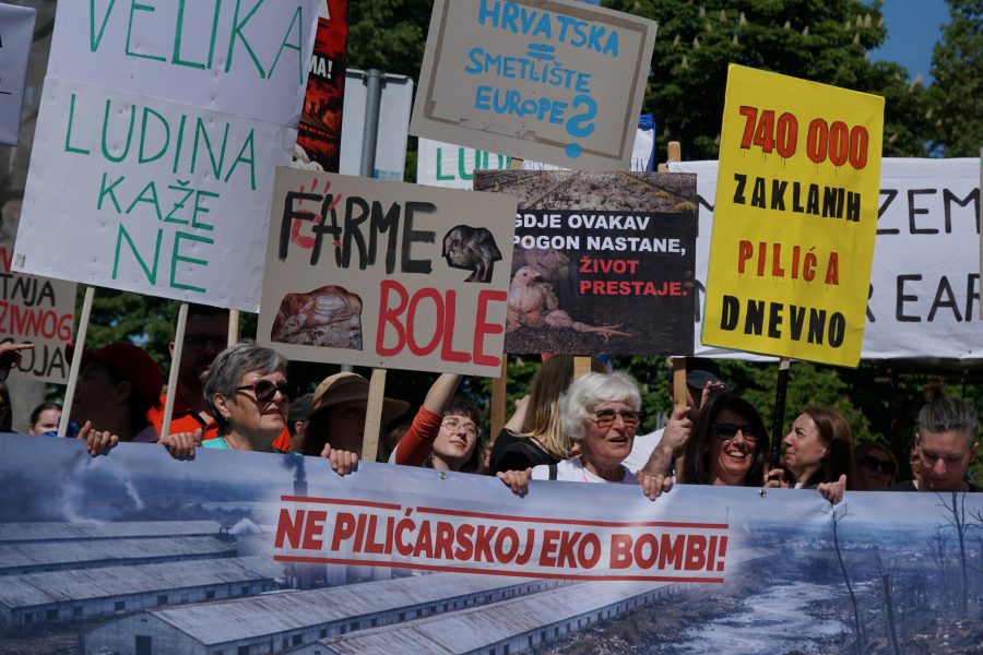 Tisuće na prosvjedu u Sisku protiv pretvaranja Hrvatske u megaklaonicu i smetlište Europe: “Nije gotovo dok nije gotovo!”