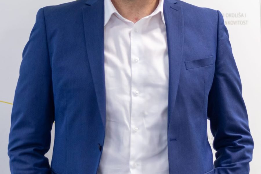 Tragom jednog priopćenja: Mirka Budišu ( HSLS ), trebalo bi i formalno prevesti u HDZ, ili još bolje u DP, jer ako uđe u HDZ tamo će ga dočekati ministar Habijan, a s tim se teško može nositi…