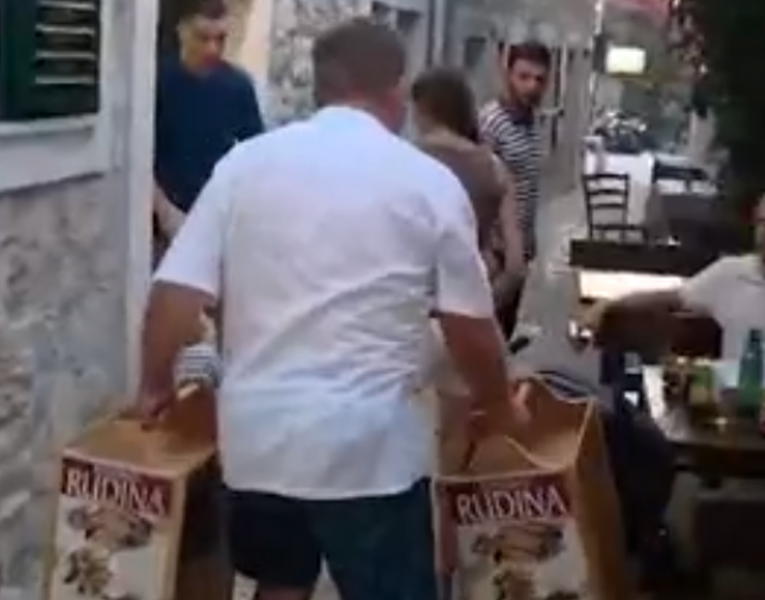 Mahniti primoštenski ugostitelj koji je drvenim kutijama udarao u dječja kolica, priveden