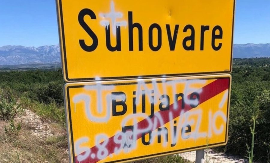 SNV upozorio na grafite mržnje u zadarskom zaleđu : Prometni znakovi išarani ustaškim simbolima- ZDS, HOS, imenom poglavnika Ante Pavelića, i datumom VRO Oluja ( ?! )