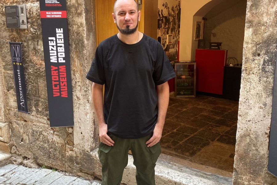 Razgovor s povodom/ Denis Periša, voditelj Muzeja pobjede u Šibeniku: Zbog skrnavljenja Spomen parka Radi Končaru i antifašistima za potrebe Thompsona, pisali smo svima, i Hrvoju Koržineku, zaduženom za zaštitu kulturne baštine. Ni on, ni itko drugi, nije nam odgovorio…