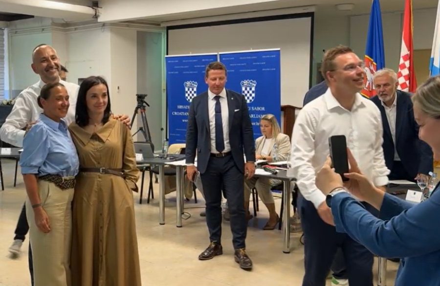 (Za)gađenje: HDZ i sateliti opstruirali Gospić, a građani i oporba napustili sjednicu o strašnom otpadnom zločinu